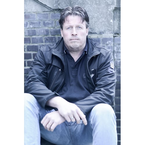 Jeroen zittend