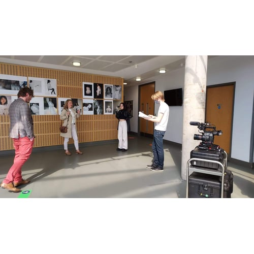 Regie op de set van "In her own time" 