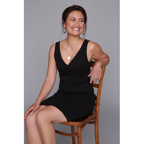 Black dress lachend schuin half