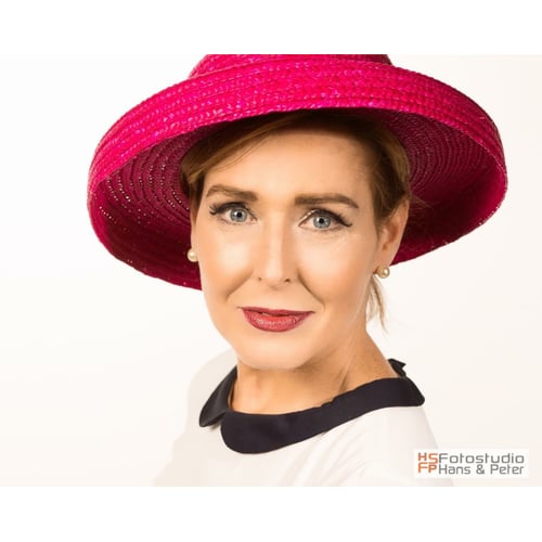 pink hat