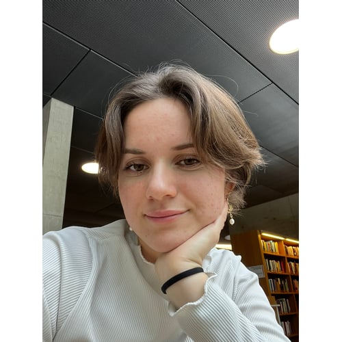 Portrait Marie Pall short