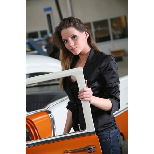 Als model bij een oude Chevrolet.