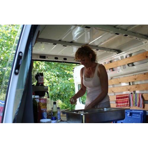 Lunch voorbereiden voor de crew van dokter Tinus