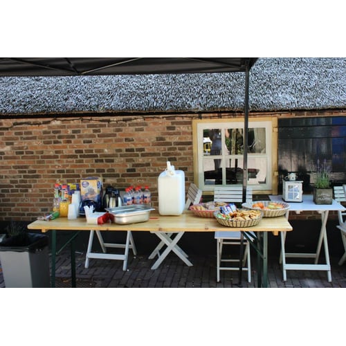 Snacktafel op de set