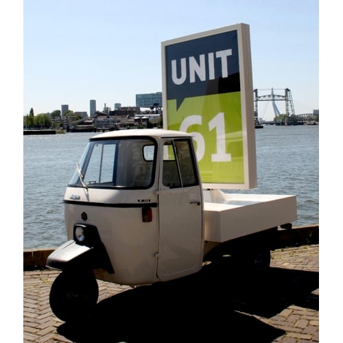 Uniek mobiel billboard met draaiend reclamebord