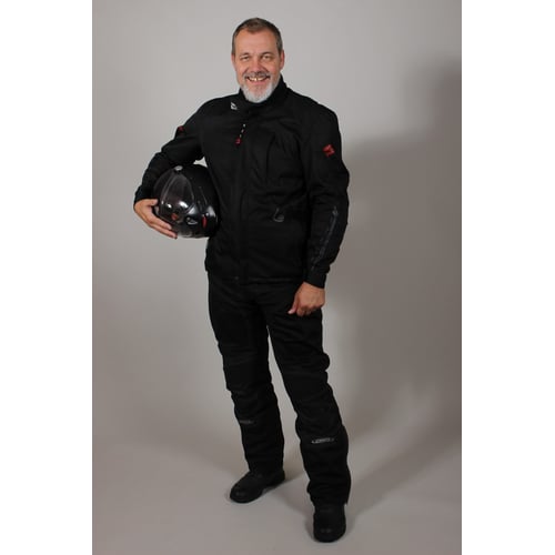 staand in motorpak