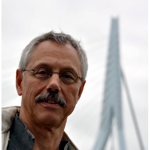 Jan Bontje voor de Erasmusbrug in Rotterdam