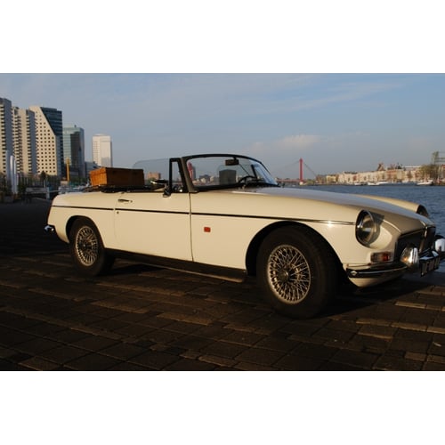 MG B - wit - zwarte kap - zwart interieur