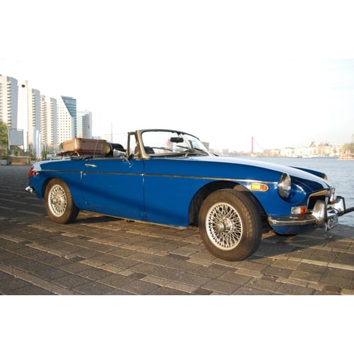 MG B - blauw - zwart interieur - zwarte kap