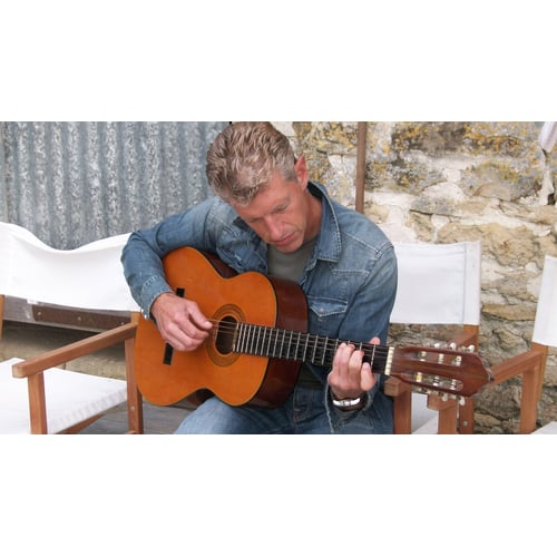 Roger Krom speelt ook gitaar