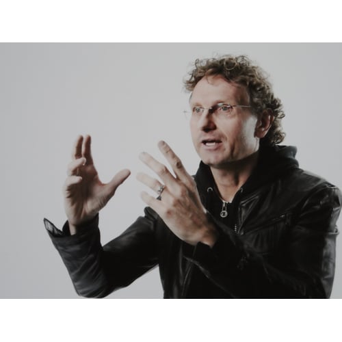 John in authentieke pose