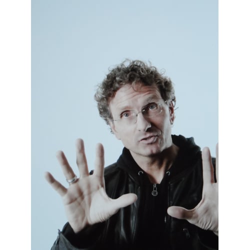 John in overtuigende pose