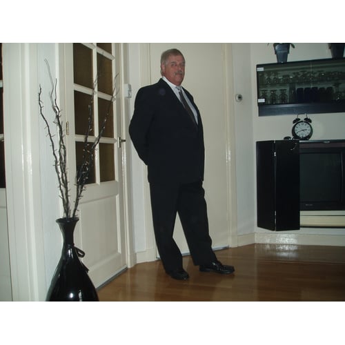 Henk in kostuum