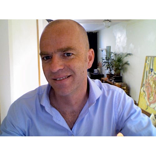 Roderick in blauwe blouse