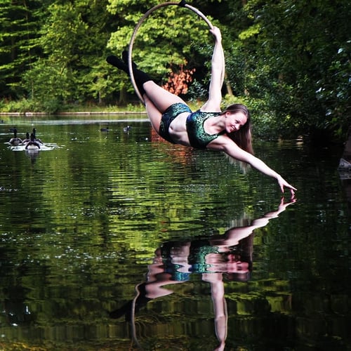 Aerial hoop boven water