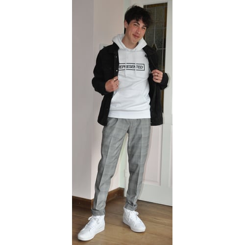 Jay-Luca staand