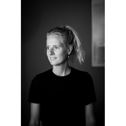 Medium shot Marjolijn Ebels
