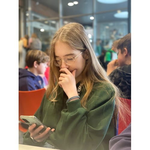 Norah den Herder (zittend)
