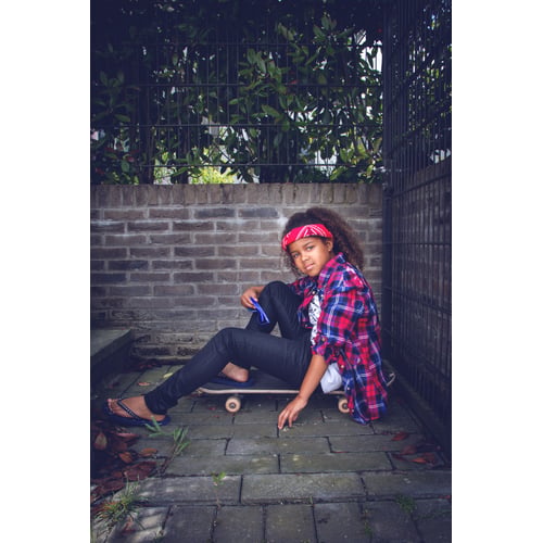 Zittend op skateboard