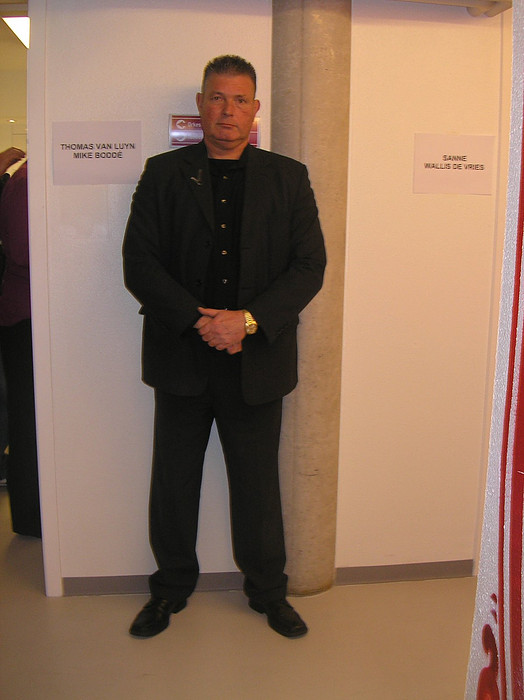 bodyquard bij de oudjaarsshow van Erik van Muiswinkel.