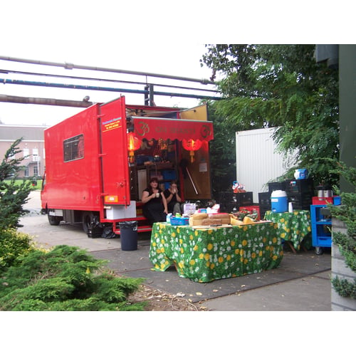 Ontbijten bij de cateringbus