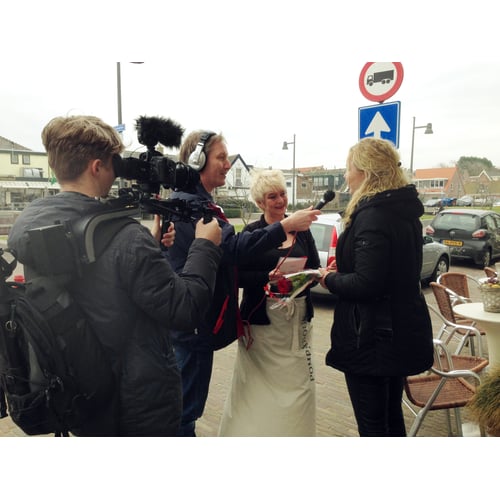 Cameraman voor straat televisie met RTV80