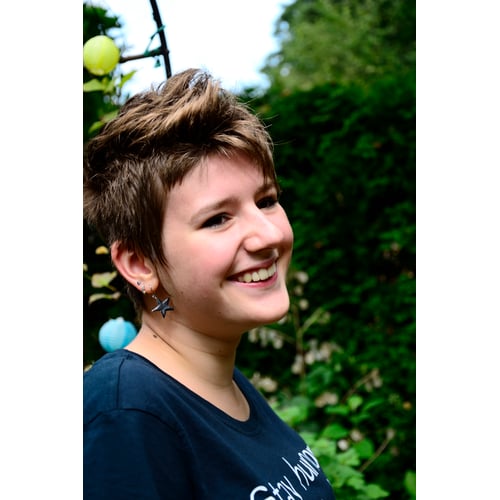 Geen make-up, kort haar