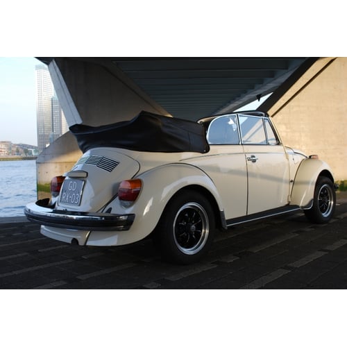 Volkswagen kever cabriolet - wit - zwarte kap - zwart interieur