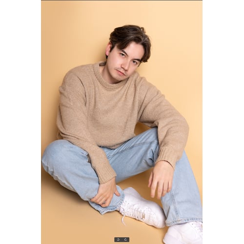 Ground sitting - full-body shot