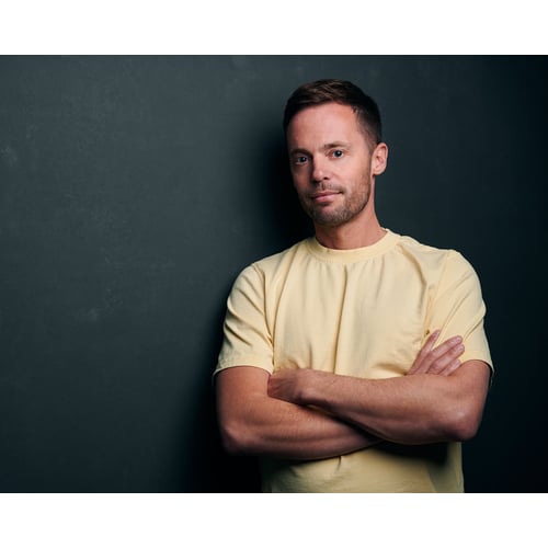 Castingfoto geel shirt