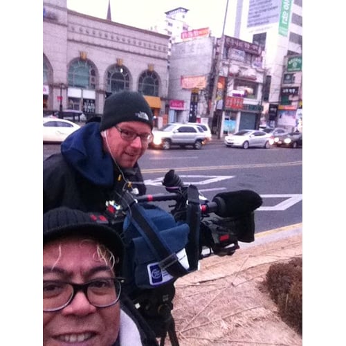 tijdens opname Peking Express 2012 in Seoel met cameraman Mathieu Bruls
