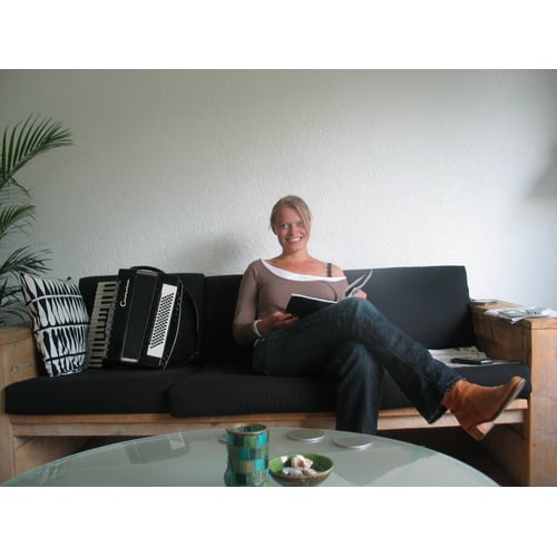 Petra op bank, leuke accordeon!!