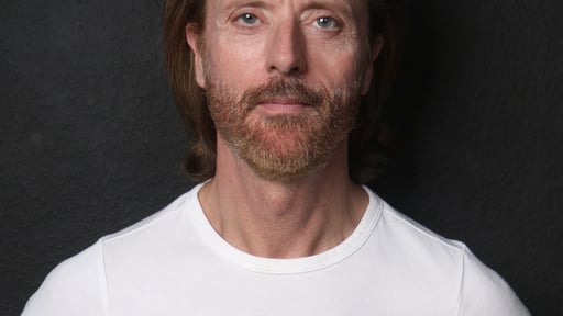 Ervaren regisseur acteur beschikbaar voor leuke opdrachten